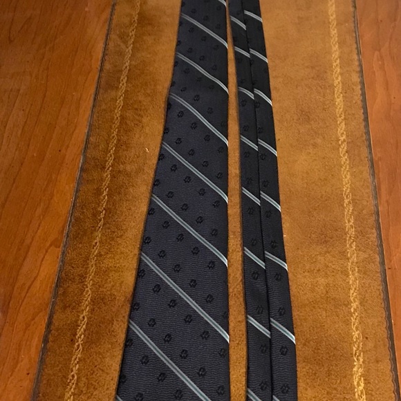 Murphy & Hartelius vintage Navy w/thin stripes tie - Picture 5 of 5